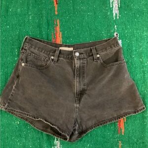 Levi’s high waisted mom shorts-SZ 33
Waist16”
Inseam 4”
Rise 7”
IT